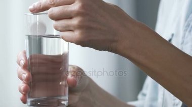 Bardak su tutarak, tablet aspirin, ağır çekim koyarak kadın