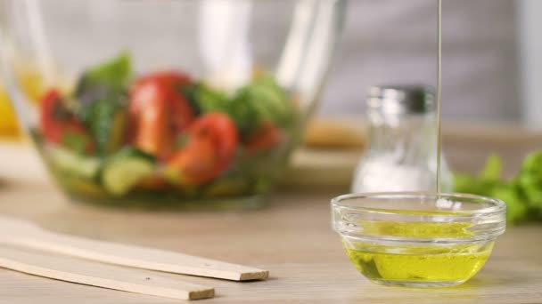 Chef versare olio d'oliva per misurare ciotola, condire insalata, cucinare cibi sani — Video Stock