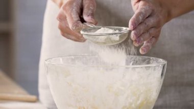 Hostes lezzetli aromatik börek hazırlama elek ile ekstra sınıf Un Eleme