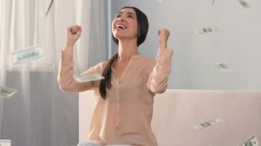 Başarılı kadın oranı yüksek banka mevduat, kolay para almak için mutlu