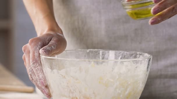 Mujer añadiendo ingredientes, amasando masa para hornear pan fresco, slow motion — Vídeos de Stock