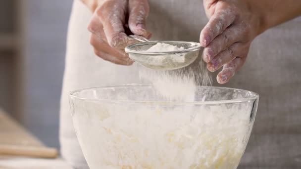 Azafata tamizar harina de clase extra a través de tamiz preparar sabrosos pasteles aromáticos — Vídeos de Stock