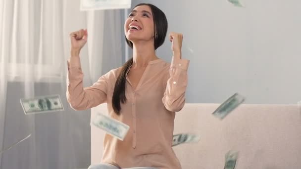 Девушка искренне радуется деньгам, падающим с неба, выигрыш в лотерею, замедленная съемка — стоковое видео