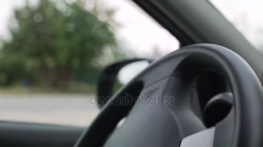 Adam iplik direksiyon simidi ile bir el, araba sürüş dersi, eğitmen