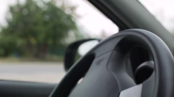 Muž rotující volant s jednou rukou, auto autoškoly, instruktor — Stock video