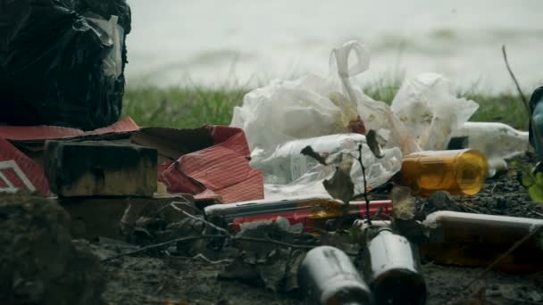 Högen av plastavfall och glas vänster efter picknick, massiva konsumtionen problem — Stockvideo