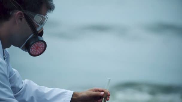 Close-up van wetenschapper ontevreden over de kwaliteit van het water, milieuproblemen — Stockvideo