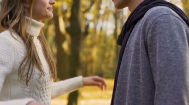 Yavaşça boynundan, erkek arkadaşıyla sarılma kız sonbahar tarihi öpmeye Başlarken