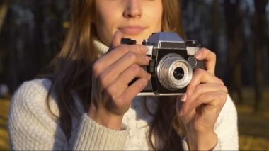 Eski vintage kamerada güzel sonbahar doğa fotoğraflarını yetenekli kız