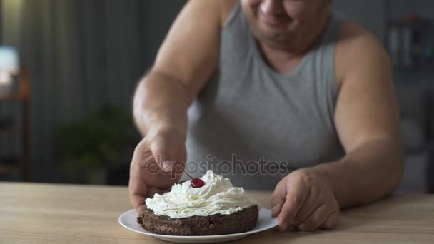 Snel, zwaarlijvig persoon eten taart met slagroom gretig en verslaving — Stockvideo