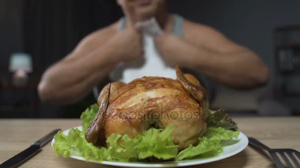 デブ男の脂ぎった食べようとしてフライド チキン、ホールディング ナイフやフォーク、クローズ アップ — ストック動画