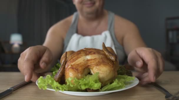Παχύσαρκοι άνδρες απολαμβάνουν νόστιμα μυρωδιά του ψητό κοτόπουλο, υπερκατανάλωση τροφής και πρόχειρο φαγητό — Αρχείο Βίντεο