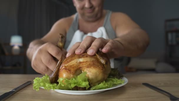 Gordito macho comiendo pollo frito graso hambriento, comida alta en calorías y adicción — Vídeos de Stock