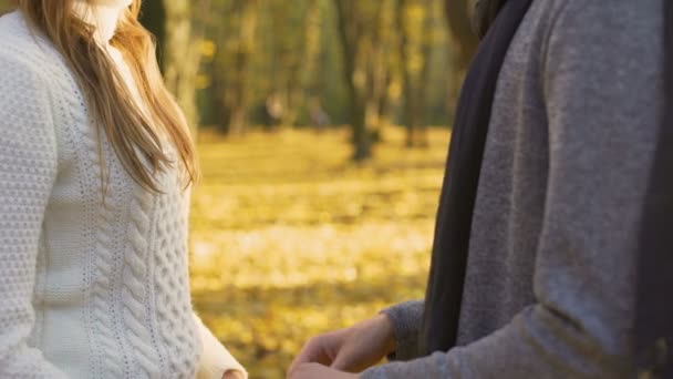 Dois corações amorosos aquecendo um ao outro no dia fresco do outono, ternura e amor — Vídeo de Stock
