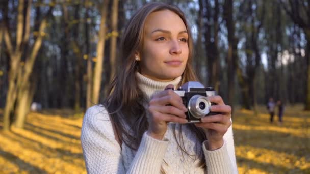 Dame bewundert Herbst durch Vintage-Kameraobjektiv und versucht Moment einzufangen — Stockvideo