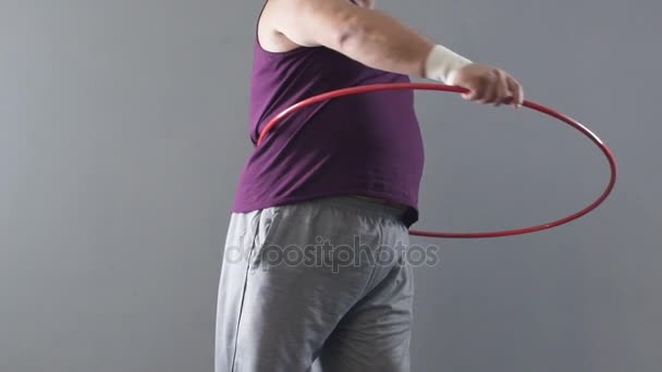 Lustiger Fetter Mann Lernt Hula Hoop Reifen Drehen Dünne Taille — Stockvideo