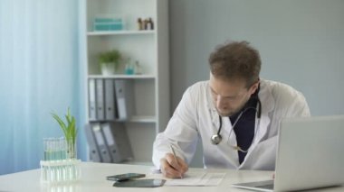 Tıbbi kayıtlarını yazma ve x-ray görüntü, sağlık seyir ortopedi uzmanı
