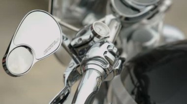 Hız göstergesi ve tanıtıcılar, Pano ile motosiklet kontrol panelinin yakın çekim