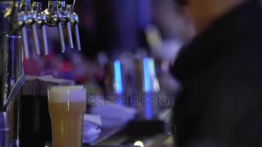Bar çalışan eller müşteri büyük bir bardak taze bira köpüklü beyaz köpük ile