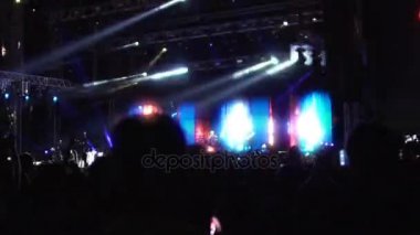 Büyük aydınlatma ile başlayan müzik performans göstermek ve sunum bantları