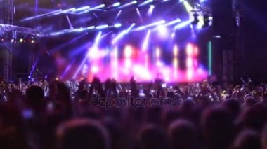 Gençler aktif olarak ellerini, alkışlar müzik grubu büyük sahnede tebrik