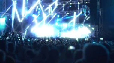 Aktif ve heyecanlı gençlik rockfest zevk fantastik atmosfer, asılı
