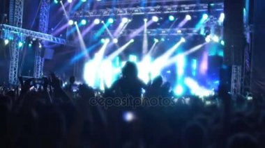 Duygusal şarkı ve onların sevgili grubu ile birlikte dans müzik hayranları