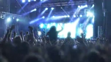 Eğleniyor ve popüler grup performans gece kulübünde zevk heyecan insanlar