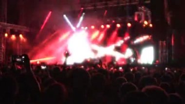Parlak aydınlatma ve güçlü bas kalabalığın içinde adrenalin yapım ses
