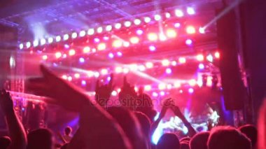 Aydınlatma ve strobe ışık gösterisi başlar, Büyükşehir gece kulübü zor partide