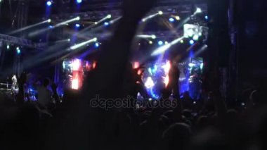 Siluetleri insanlar aktif olarak rock müzik dans, şov, performans zevk