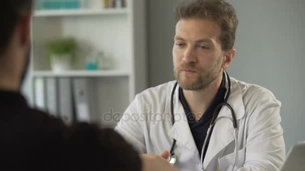 Doente que dá papel com resultados de testes médicos ao terapeuta, medicina de saúde — Vídeo de Stock