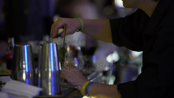 Бармен руки посетителя большой алкогольный коктейль с большим количеством льда, барная стойка — стоковое видео