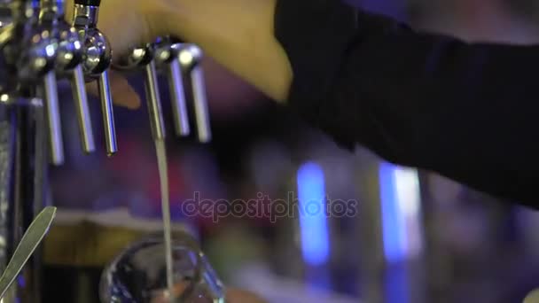 Gece kulübü, müşterilerine hizmet taze soğuk bira cam dolup barmen — Stok video