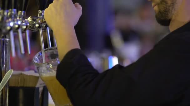 Barmen, profesyonel filtrelenmemiş buğday bira, dökme teknik camları doldurur — Stok video