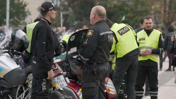 KYIV, UCRAINA - CIRCA SETTEMBRE 2017: Polizia in città. Gruppo di poliziotti vigili osservando le strade, facendo rispettare la legge in occasione di eventi pubblici — Video Stock
