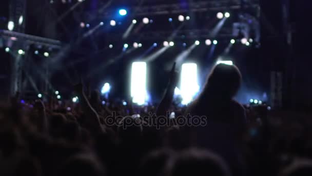 Multidão excitada pulando e dançando durante a performance da banda de rock, vida noturna ativa — Vídeo de Stock