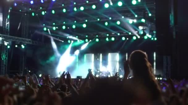 Loca multitud aplaudiendo y cantando, saludando a sus ídolos de la música en el gran escenario — Vídeos de Stock