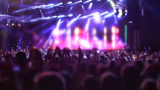 Jovens batendo palmas ativamente, cumprimentando banda de música no grande palco — Vídeo de Stock