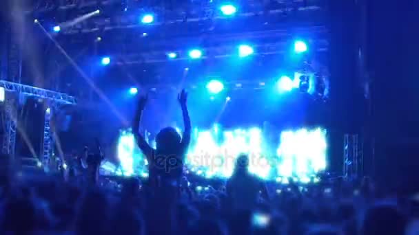 Fãs da banda cumprimentam seus ídolos de música em concerto, aplaudindo artistas — Vídeo de Stock