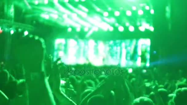 Juventud aplaudiendo y aplaudiendo las manos animando a famoso DJ antes de la actuación — Vídeo de stock