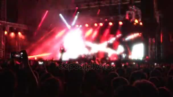 Bright illumination and powerful bass sound making adrenaline rush in crowd — Stock Video