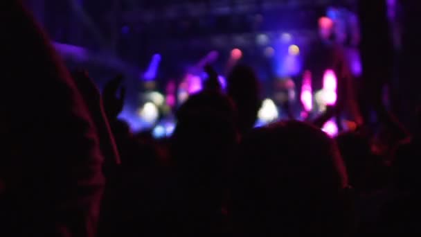 Mnoho šťastných lidí tleská rukama loučení s milovanou hudební skupina — Stock video