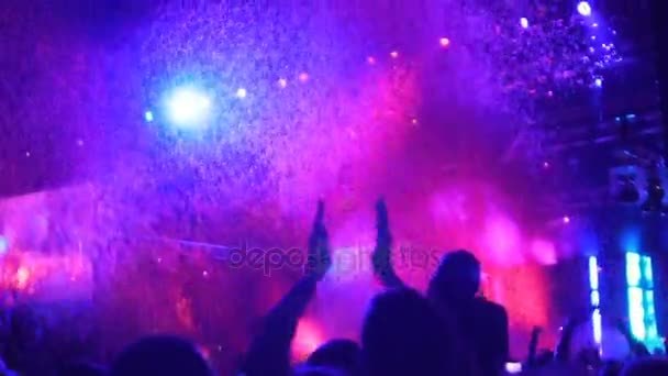 Éjszakai teljesítmény megkedveltet-val színes led megvilágítás és az eső nehéz konfetti — Stock videók