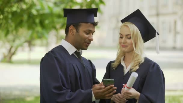 Mieszane absolwent Wyświetlono aplikacji mobilnej na kolegę, możliwość zatrudnienia — Wideo stockowe