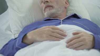 Yatakta uyuyan ve yüksek sesle, horlama uyku sorunları komuta sizde apne