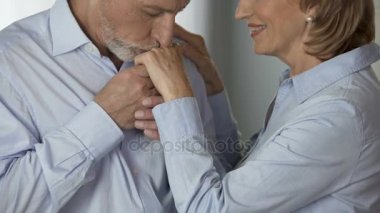 Yaşlı adam kadın el, Bayan boynunu iş romantizm karşı koyarak kafasını öpüşme