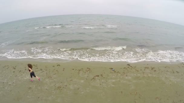 Vacker dam kör på stranden, utbildning innan idrottstävling, löpare — Stockvideo