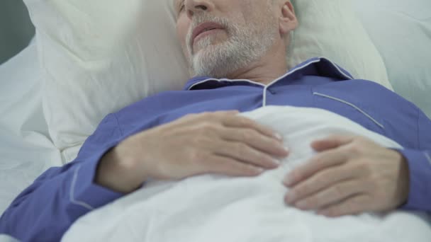 Senior man slapen in bed en luid, problemen met slapen, snurken Apneu — Stockvideo
