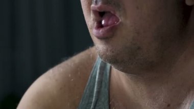 Patates kızartması, kilo kontrolü için yetersizlik çiğneme, overeating obez adam iğrenç